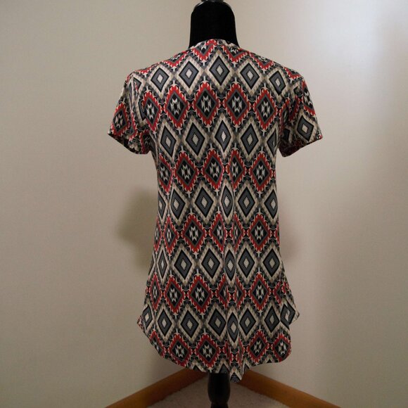 Geometric Pattern Short Sleeves - Picture 2 of 3